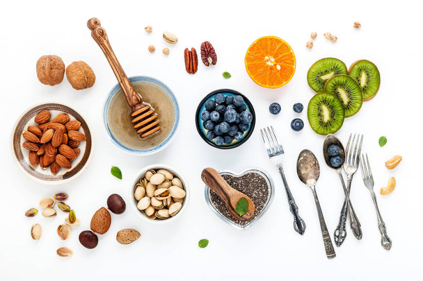 Zutaten für einen gesunden Lebensmittelhintergrund, Nüsse, Honig, Beeren - Foto, Bild
