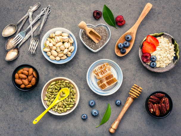 Terveellisten elintarvikkeiden ainesosat tausta Sekapähkinät, hunaja
,  - Valokuva, kuva
