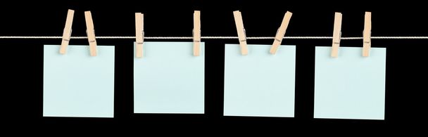 Mini blauwe memo's op een string - Foto, afbeelding