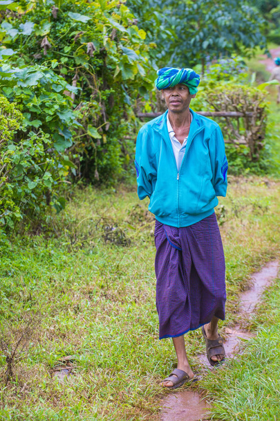 burmesischer Bauer in Myanmar - Foto, Bild