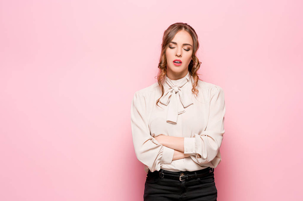 The serious frustrated young beautiful business woman on pink background - Zdjęcie, obraz