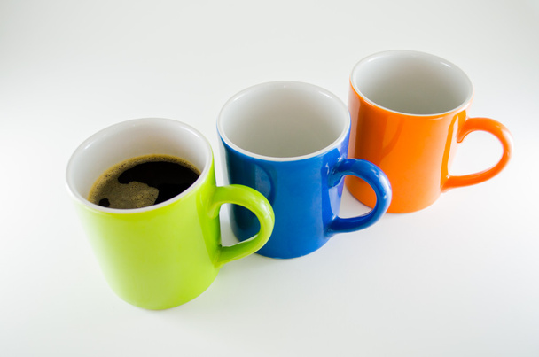 Три діагональні чашки з чашкою кави в першому чашці
. - Фото, зображення