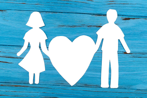 Papiersilhouette von Mann und Frau mit Herz - Foto, Bild