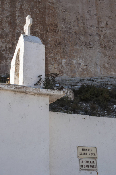 Korsika: die Kapelle Saint-roch (Saint-roch-Kapelle), die an der Stelle errichtet wurde, an der das letzte Opfer der Pestepidemie von 1528 starb, auf dem Aufstieg, der zur alten Zitadelle von Bonifacio führt - Foto, Bild