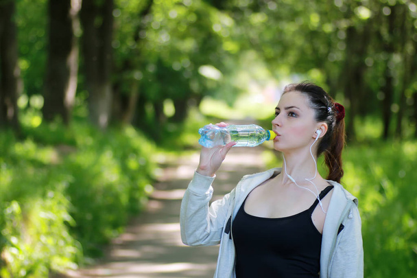 mujer beber agua deporte
 - Foto, imagen