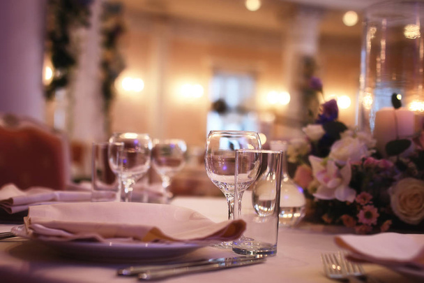 Bicchieri di vino di vetro sul tavolo serviti nel ristorante
 - Foto, immagini
