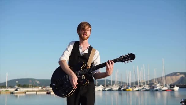 Mladý hudebník hraje sólovou kytaru venkovní - Záběry, video