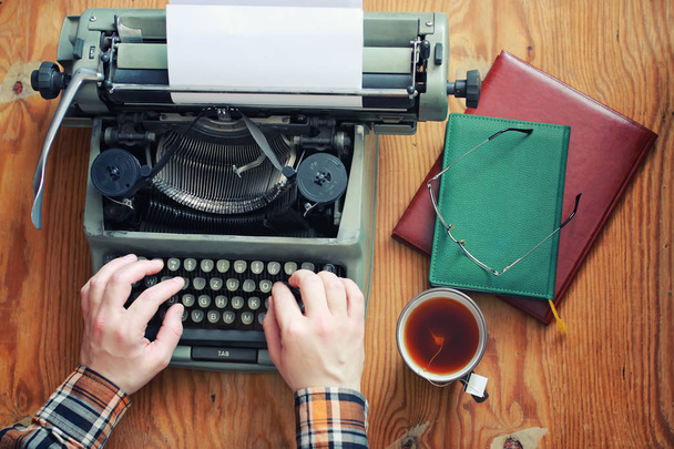 Schreibmaschine Retro-Hand auf Holztisch - Foto, Bild