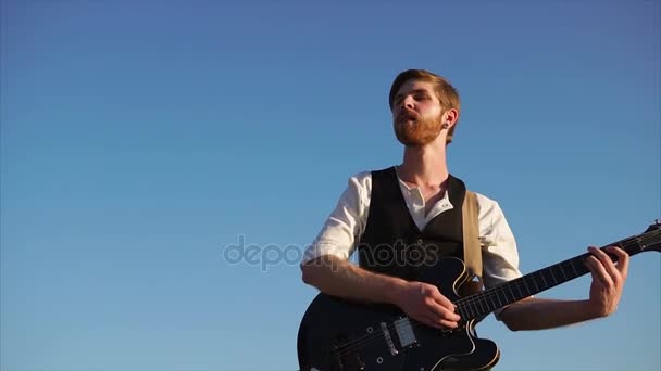 Hombre tocando guitarra en solitario y disfrutando de la música
 - Metraje, vídeo