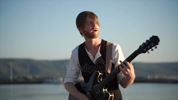 Ο άνθρωπος παίζει σόλο κιθάρα και απολαμβάνοντας μουσική - Πλάνα, βίντεο