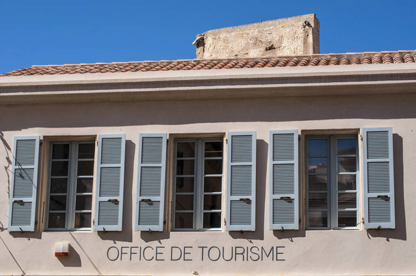 Corsica: veduta dell'ufficio del turismo del centro storico di Bonifacio, la città all'estremità meridionale dell'isola famosa per essere stata la cornice del racconto di Guy de Maupassant, Vendetta
 - Foto, immagini