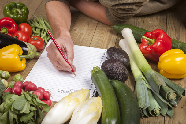 Чоловіче рукописний список органічних овочів
 - Фото, зображення