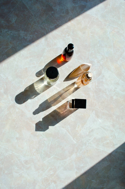 uzun gölgeler ile parfüm şişeleri - Fotoğraf, Görsel