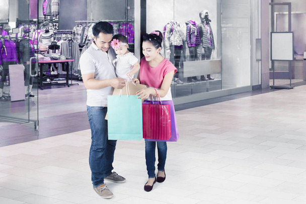 Family open shopping bags in shopping center - Φωτογραφία, εικόνα