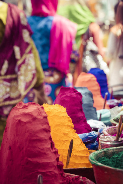Poudre colorée à vendre sur l'occassion festive de Holi à Ind
 - Photo, image