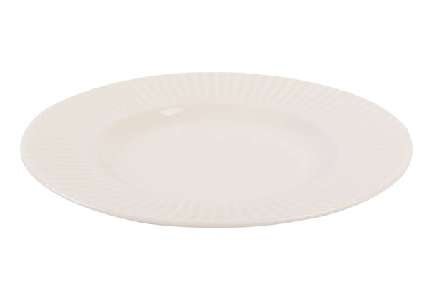 Πολυτελές πανέμορφο λευκό κεραμικό πιάτο σε λευκό φόντο - Φωτογραφία, εικόνα