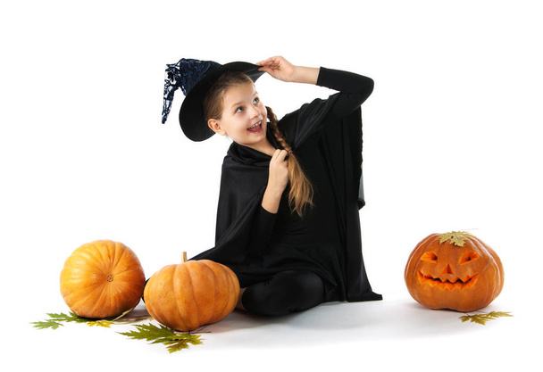 Halloween. Porträt eines kleinen Mädchens im Hexenkostüm - Foto, Bild