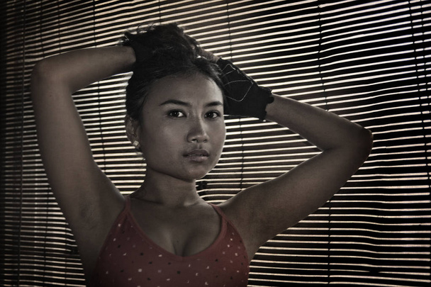 Asijské žena v tělocvičně sportovní hadry s pozadí okna žaluzie - Fotografie, Obrázek