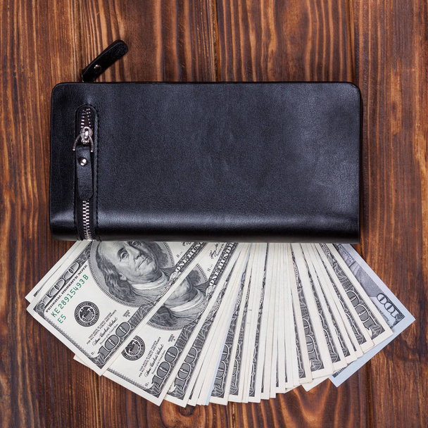 Yüz ABD Doları banknot siyah deri cüzdan - Fotoğraf, Görsel