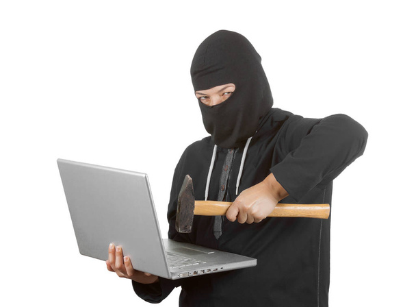 Bűnügyi nő Hacker visel csuklyát fekete ruhát és Horvat - Fotó, kép