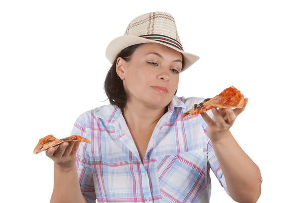 Красива молода жінка їсть шматочок піци
 - Фото, зображення