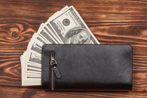Sto amerických dolarů bankovky v černé kožené peněženky - Fotografie, Obrázek