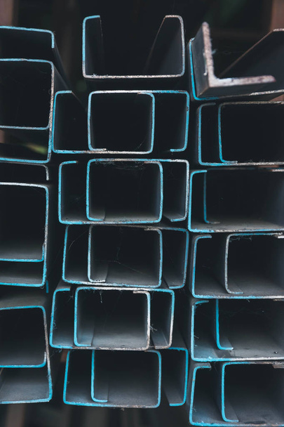 barras rectangulares de acero de metal en rack
 - Foto, imagen