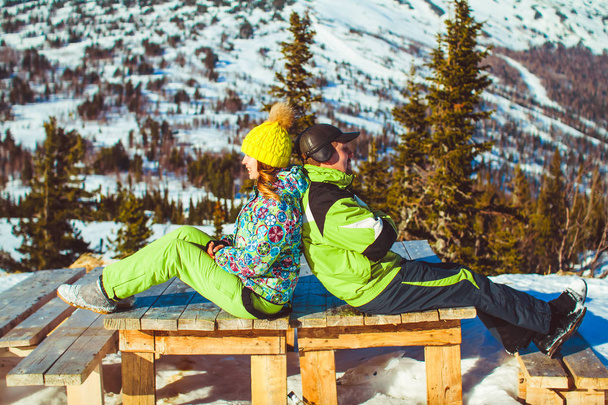 pareja sentada en un banco montañas
 - Foto, Imagen