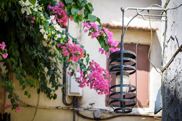 Старая старинная уличная лампа, установленная на стене на улице Родоса, Греция
 - Фото, изображение