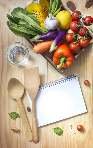 legumes em caixa com notebook em branco e água
 - Foto, Imagem