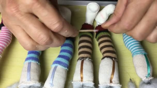 Puppenspielermeister fertigt Schuhe und Kleidung für Puppen. - Filmmaterial, Video