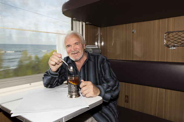 Πίσω από ένα φλιτζάνι τσάι σε ένα τρένο - Φωτογραφία, εικόνα