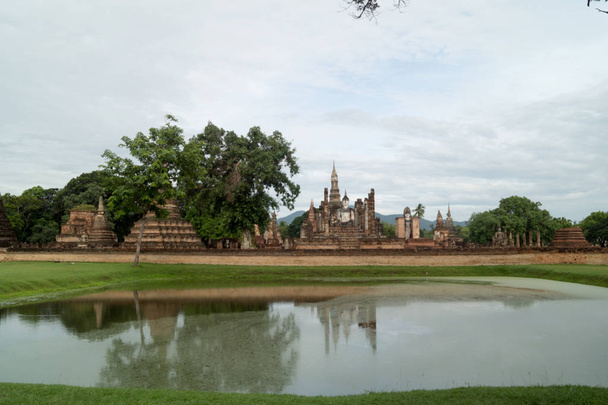 ερείπια στο ιστορικό πάρκο στο Sukhothai - Φωτογραφία, εικόνα