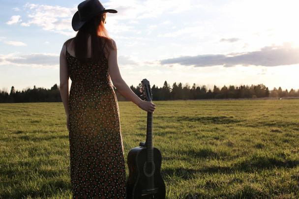 chica campo al aire libre puesta de sol texas sombrero
 - Foto, imagen
