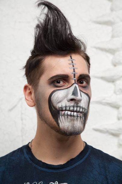 Toter Totenkopf Halloween Männchen Make-up Porträt  - Foto, Bild