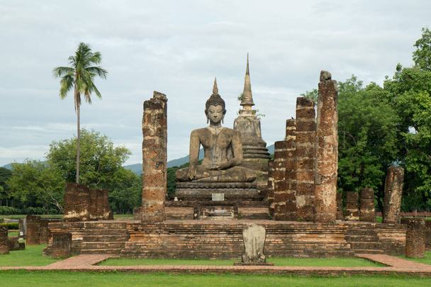 ερείπια στο ιστορικό πάρκο στο Sukhothai - Φωτογραφία, εικόνα