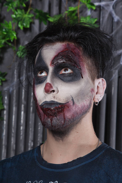 страшний кривавий мертвий злий портрет клоуна
 - Фото, зображення