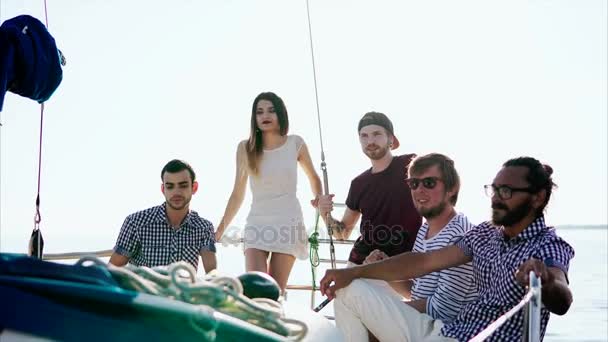 Βάρκα με φίλους κρουαζιέρα κατά μήκος του ποταμού - Πλάνα, βίντεο
