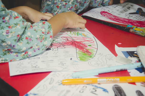 Niños preescolares dibujando con lápices de colores
. - Foto, Imagen