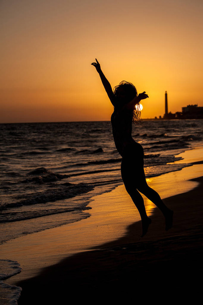 Žena na západ slunce na pláži - Fotografie, Obrázek
