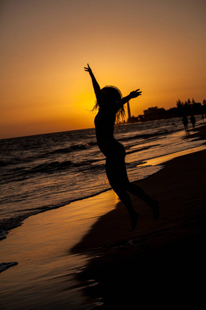nainen rannalla auringonlasku
 - Valokuva, kuva