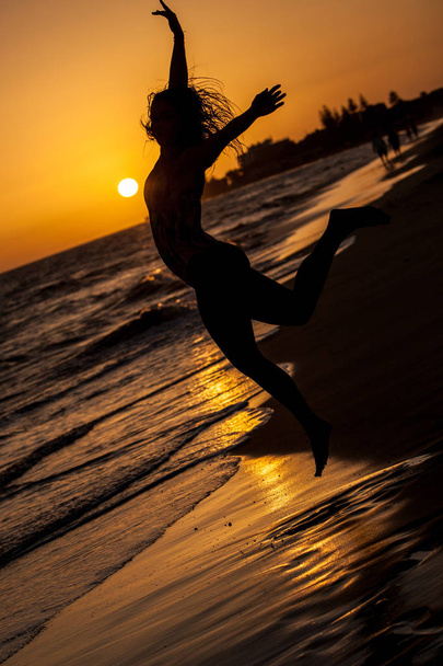 Žena na západ slunce na pláži - Fotografie, Obrázek