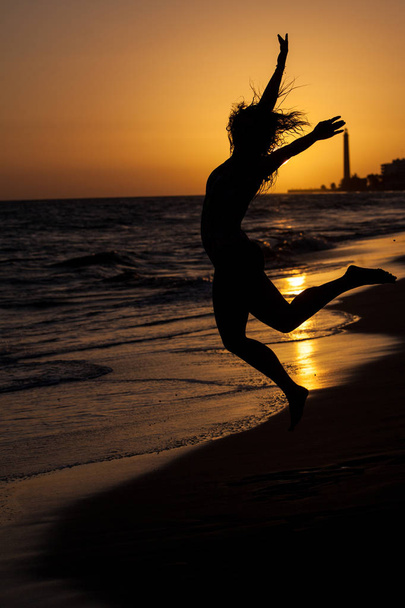 mulher no pôr do sol praia
 - Foto, Imagem