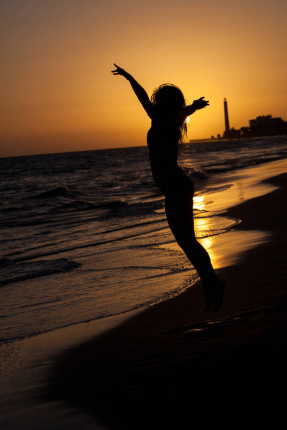 Frau am Strand Sonnenuntergang - Foto, Bild