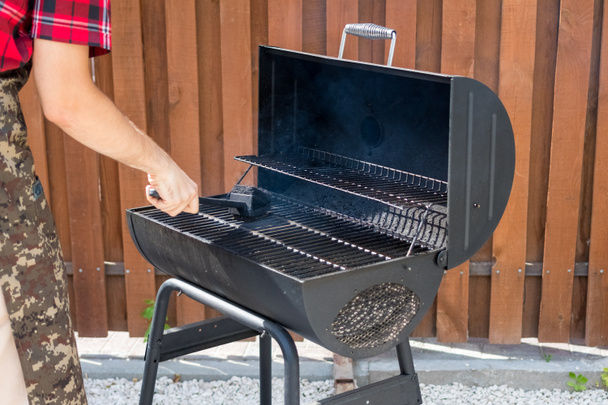grill barbecue in the backyard - cleaning - Foto, imagen