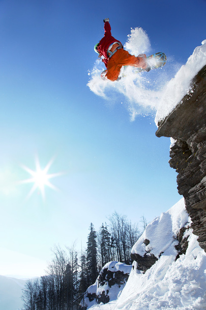 snowboardista skákání proti modré obloze - Fotografie, Obrázek