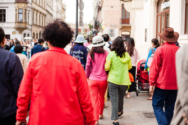 Urban life. People Walking In A Big City Street - Foto, Bild