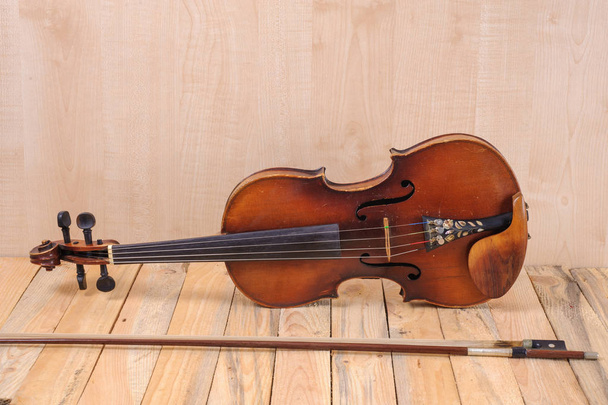 un'immagine di violino sullo sfondo di legno e arco
 - Foto, immagini