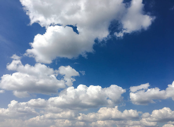 красивое голубое небо на фоне облаков. Небесные облака. Небо с облаками погода природа облако голубое. Синее небо с облаками и солнцем
 - Фото, изображение