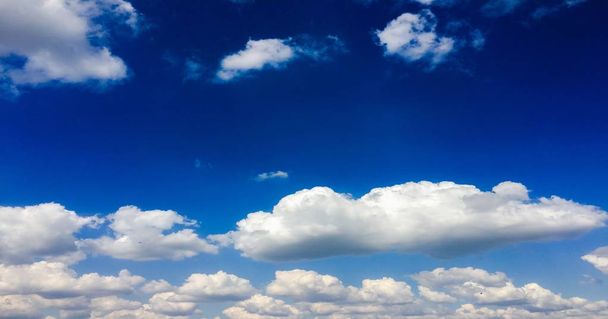 Прекрасне блакитне небо з фоном хмар. Небесні хмари. Небо з хмарами погода природа хмарний синій. Блакитне небо з хмарами і сонцем
 - Фото, зображення